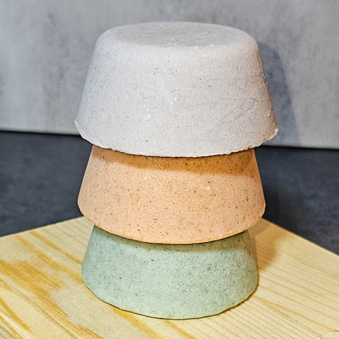 Découvrez les shampoings et revitalisants solides : un choix écologique et pratique pour vos cheveux